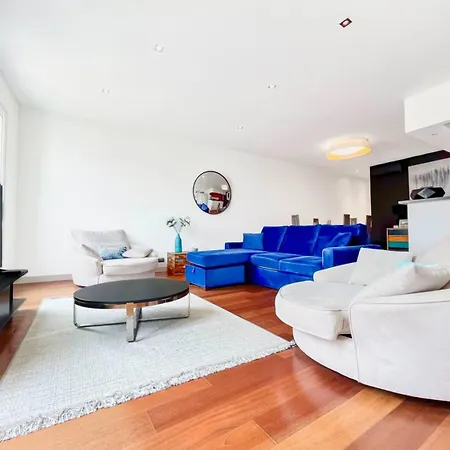 New 2br In Center Apartment *